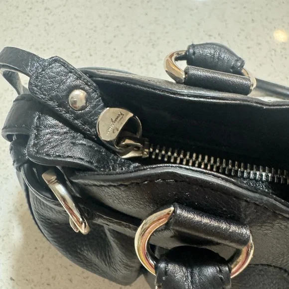 Salvatore Ferragamo Black Leather Shoulder Bag Gancini Hardware Made in Italy - Picture 10 of 13